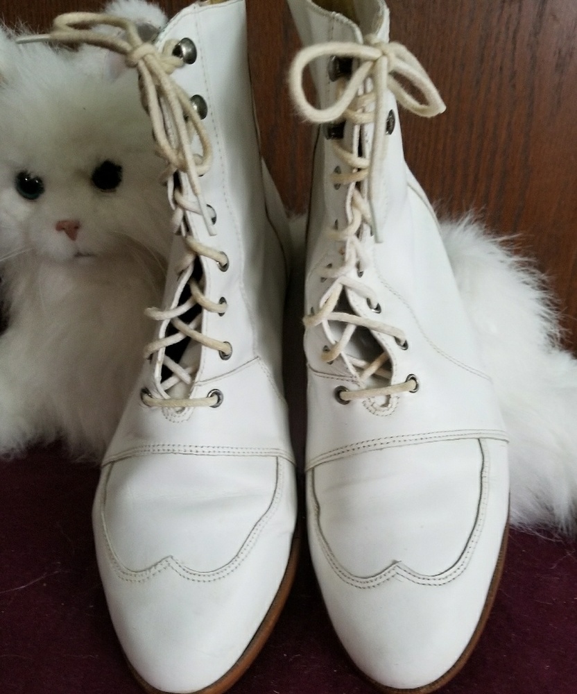 VINTAGE Cellini 52 WHITE leather lace up boot